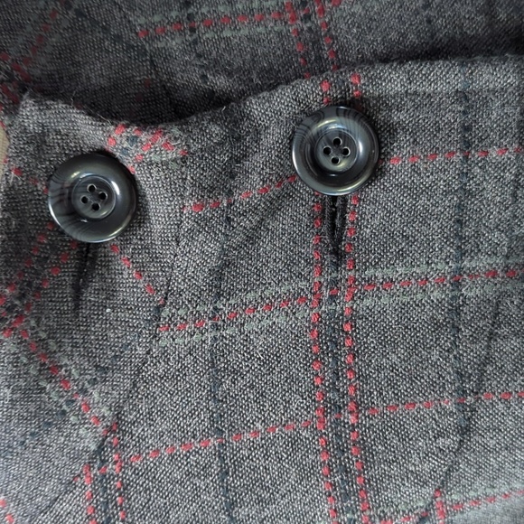 Grey plaid cape. - Picture 2 of 6